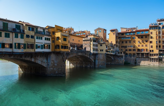 Ponte Vecchio histórico y famoso en Florencia, Italia