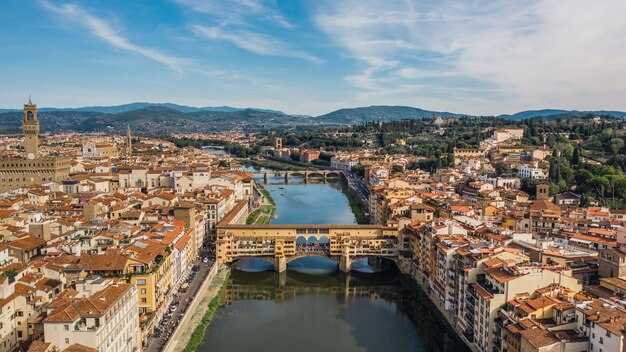 Ponte Vecchio in Florenz. Malerische mittelalterliche Flussbogenbrücke römischen Ursprungs