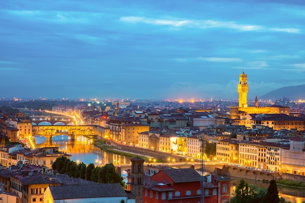 Ponte Vecchio y Palazzo Vecchio Florencia Italia
