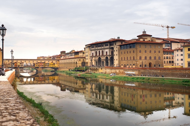 Ponte Vecchio sobre o rio Arno, em Florença, Itália.