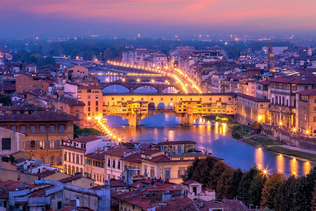 Ponte Vecchio sobre o rio Arno em Florença, Toscana, Itália