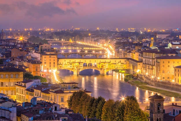 Ponte Vecchio sobre o rio Arno, em Florença