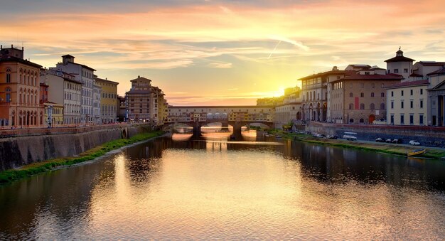 Ponte Vecchio sobre el río Arno en Florencia al amanecer, Italia