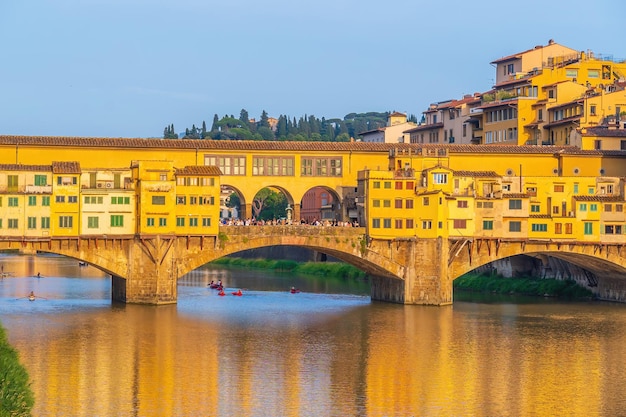 Foto ponte vecchio sobre el río arno en florencia italia al hermoso atardecer