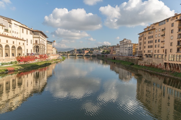 Ponte Vecchio sobre el río Arno en Florencia, Italia.