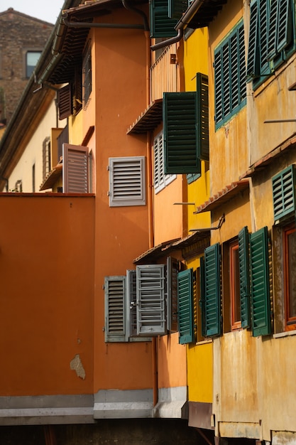 Ponte Vecchio sobre el río Arno en Florencia, Italia.