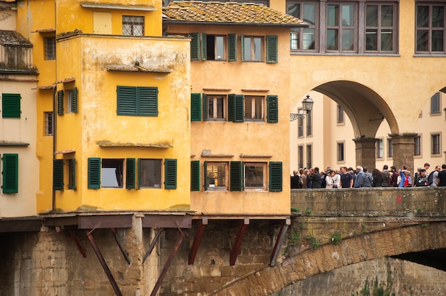 Ponte Vecchio sobre el río Arno en Florencia, Italia.