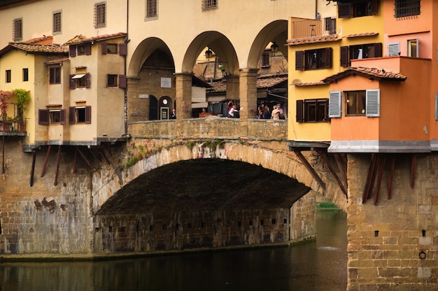 Ponte Vecchio sobre el río Arno en Florencia, Italia.