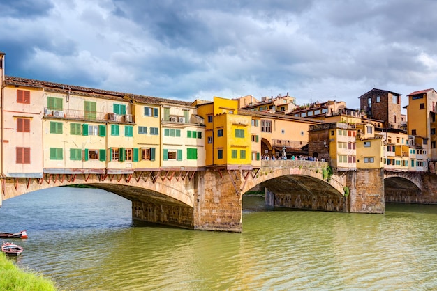 Ponte Vecchio sobre el río Arno en Florencia