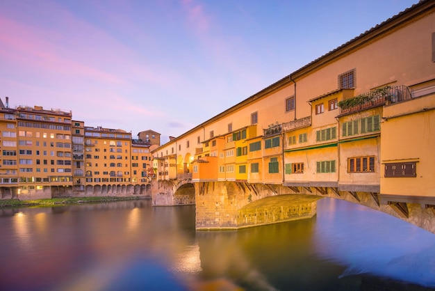 Ponte Vecchio sobre el río Arno en Florencia