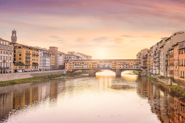 Ponte Vecchio sobre el río Arno en Florencia