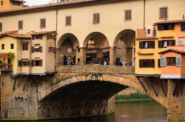 Ponte Vecchio über Arno Fluss in Florenz, Italien.