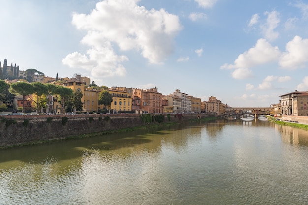 Ponte Vecchio über dem Arno in Florenz, Italien