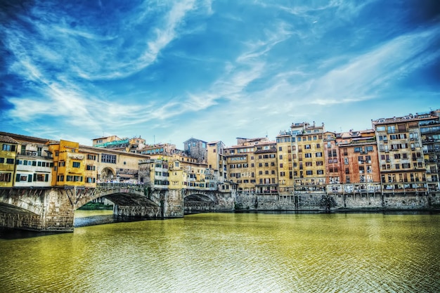 Ponte Vecchio vista do banco Arno em Florença Itália