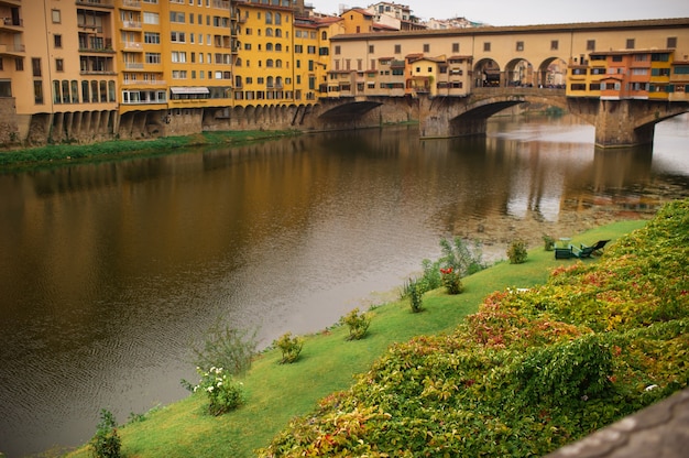 Ponte Vecchio vista desde Lungarni con el río Arno, Spring Sunset en Florencia - Italia.