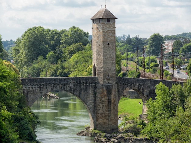 Ponte velha de Orthez nos Pirinéus