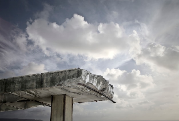 Ponte velha e o céu