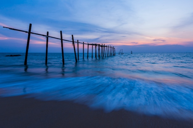 Ponte velha e onda na praia de phangnga Tailândia