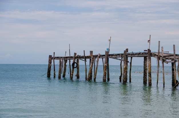 Ponte velha no mar