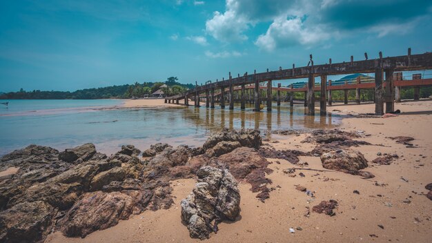 Ponte velha vista para o mar