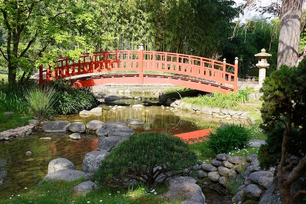 Ponte vermelha em um jardim japonês no verão Paris