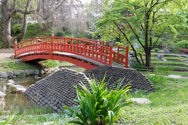 Ponte vermelha em um jardim japonês no verão Paris