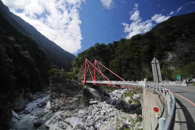 Ponte vermelha metálica em Taroko Gorge em Taiwan