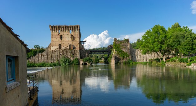 Ponte visconteo - reflejo del edificio en el borghetto - valeggio sul mincio verona - Italia