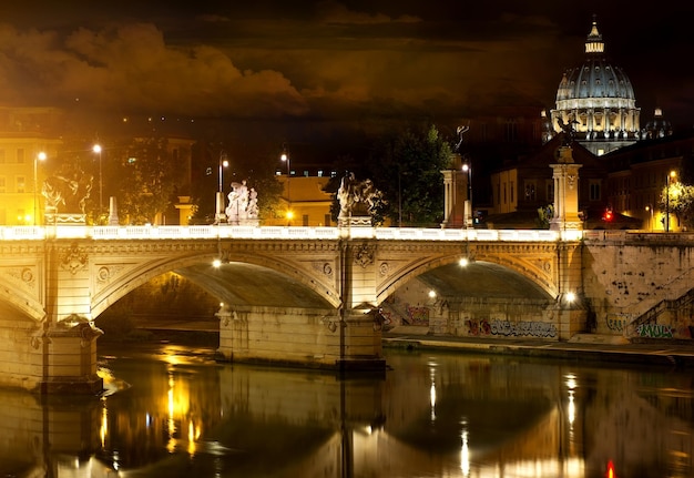 Ponte Vittorio Emanuele e Vaticano em Roma, Itália