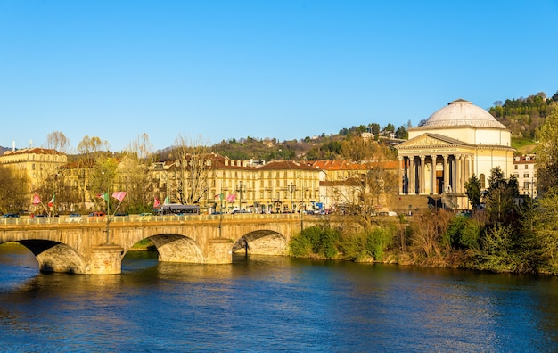 Ponte Vittorio Emanuele I. e Igreja Gran Madre em Torino - Itália