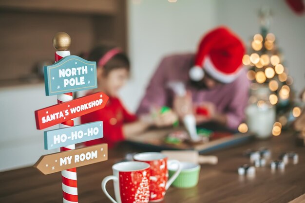 Ponteiro de decoração de natal na mesa da cozinha