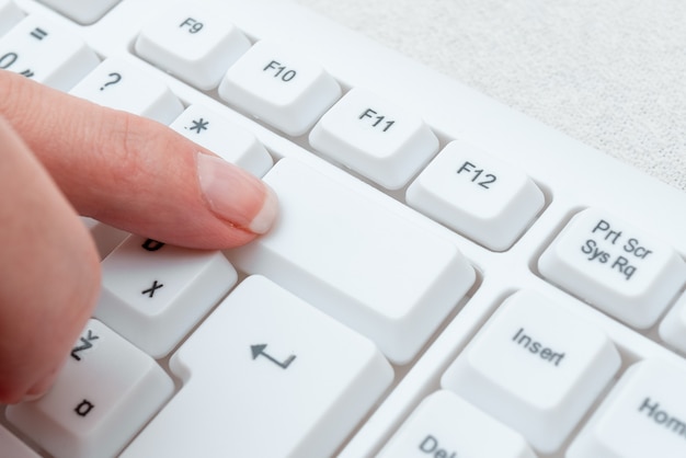 Foto ponteiro para mulher de negócios pressionando as teclas do teclado, botões do console que tocam com a mão, dedo de homem gentil mostrando clique aqui, comece a atualização de mensagens.