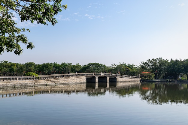 Pontes e estradas à beira do lago em dias de sol