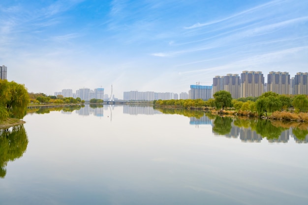 Pontes e linha do horizonte urbana em taiyuan