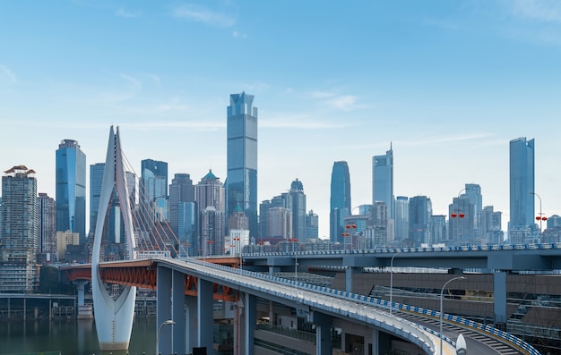 Pontes, rodovias e horizontes urbanos em chongqing, china