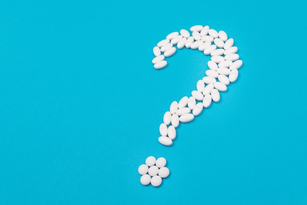 Ponto de interrogação branco da indústria farmacêutica e produtos medicinais