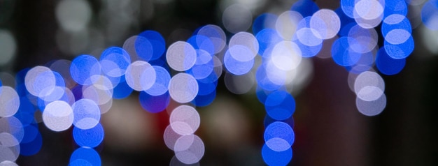 Foto ponto de luz de corda de halo de luz turva com fundo preto escuro à noite