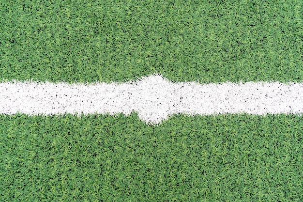 Ponto de penalidade branco em um campo de futebol com campo artificial