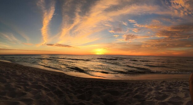 Foto ponto de pôr-do-sol na praia