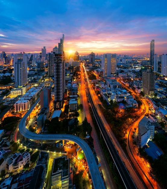 Ponto de vista da cidade de bangkok com o rio chao phraya,