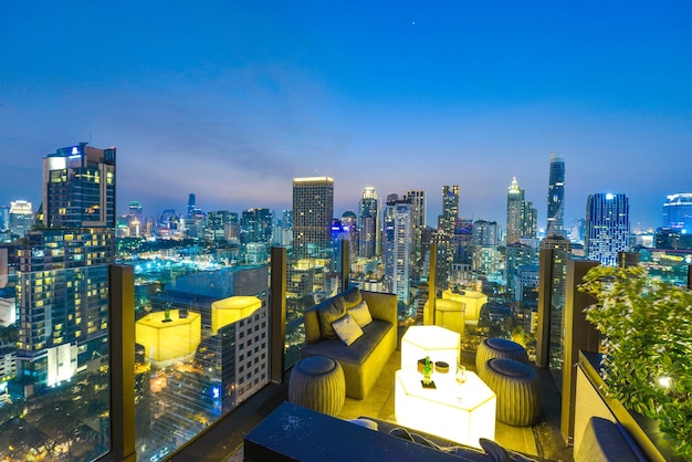 Ponto de vista da cidade de Bangkok do bar da cobertura, céu azul da paisagem urbana e luz da cidade, Tailândia