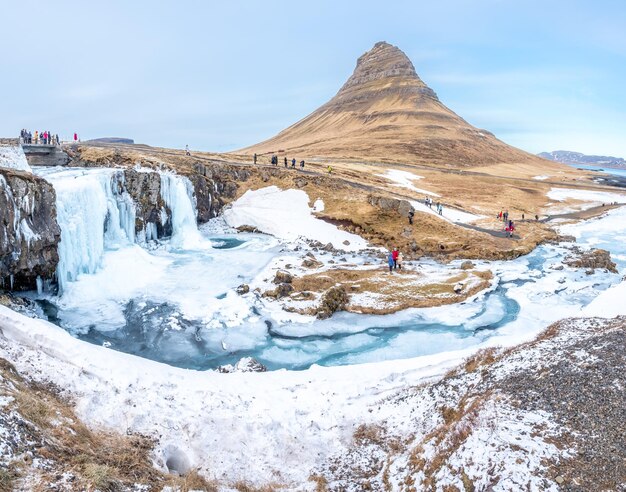 Ponto de vista da montanha Kirkjufell e cachoeira Kirkjufelfoss na Islândia congelam a água para ser gelo