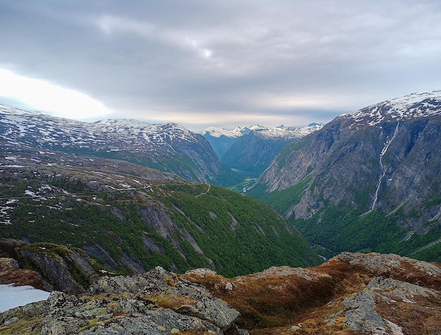 Foto ponto de vista de aurstaupet na estrada de montanha de aursjovegen, na noruega