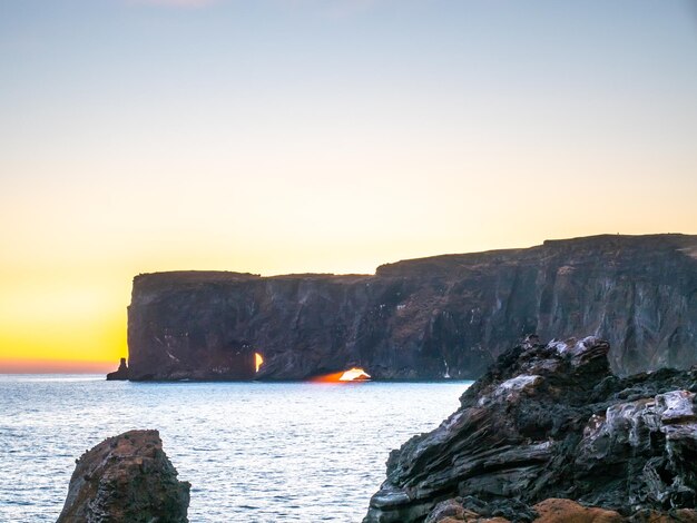 Ponto de vista do arco Dyrholaey perto da cidade de Vik no sul da Islândia durante o céu noturno ao longo da costa