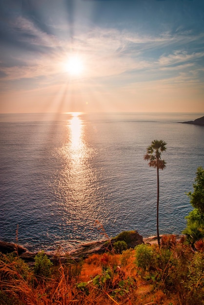 Foto ponto de vista do cabo phromthep ao pôr do sol em phuket, na tailândia.