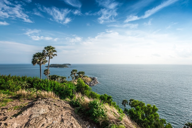 Ponto de vista do cabo phromthep e céu agradável em phuket, tailândia