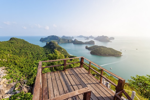 Ponto de vista do pódio no pico da montanha na ilha Ko Wua Ta Lap e vista panorâmica da bela paisagem natural da ilha e do mar no Parque Nacional Marinho Mu Ko Ang Thong, Surat Thani, Tailândia