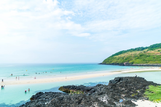 Foto ponto de vista na praia do hamdeok na ilha de jeju.