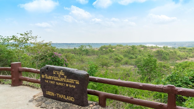 Ponto de vista no Parque Nacional Pha Taem, vendo o rio Mekong à distância, província de Ubon Ratchathani, Tailândia