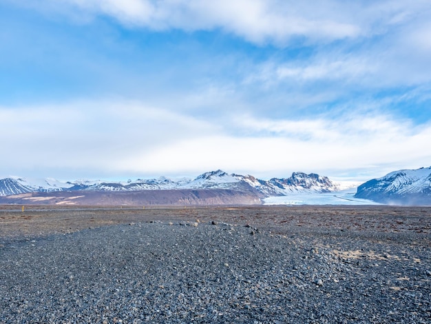 Ponto de vista para o pico Hvannadalshnukur com ampla planície de areia vulcânica preta marmoreada na Islândia